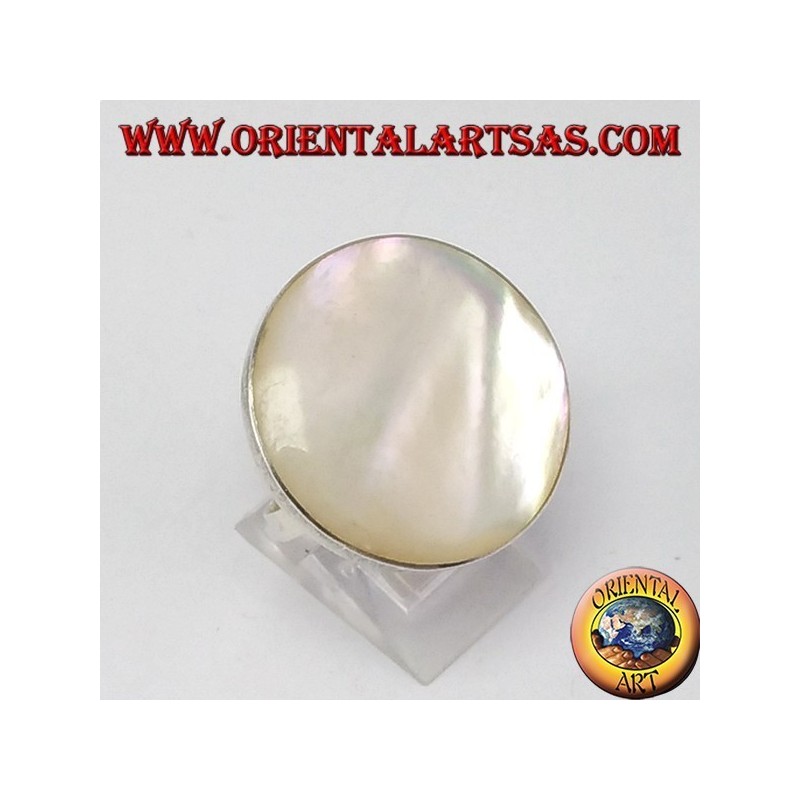 Silver ring with round mother of pearl