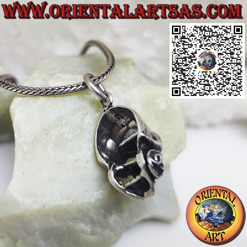 Colgante de plata en forma de calavera con una rosa entre los dientes (mediano)