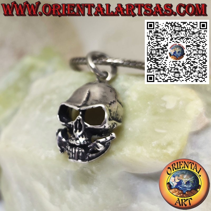 Silberanhänger in Form eines Totenkopfes mit einer Rose zwischen den Zähnen (mittel)