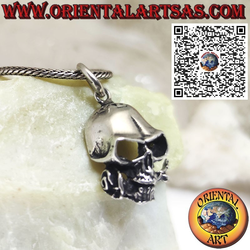 Silberanhänger in Form eines Totenkopfes mit einer Rose zwischen den Zähnen (mittel)