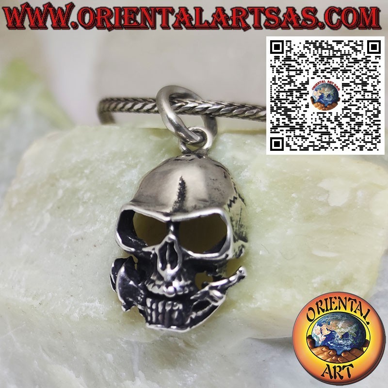 Silberanhänger in Form eines Totenkopfes mit einer Rose zwischen den Zähnen (mittel)