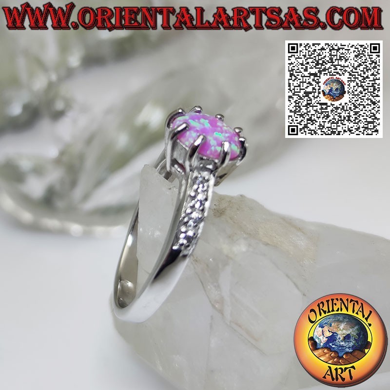 Anello in argento con opale rosa tondo incastonato e fascetta di zirconi sui lati