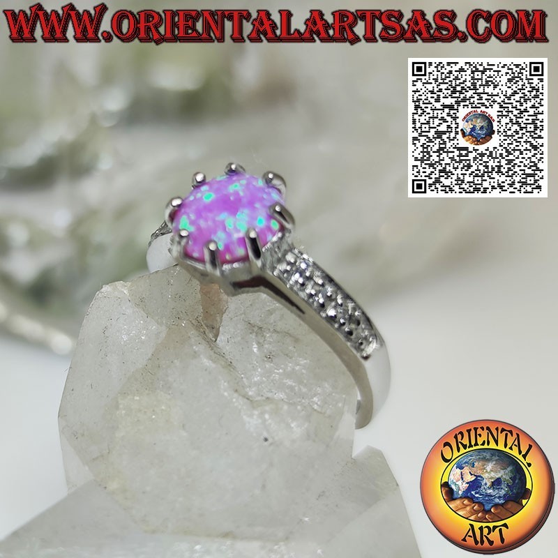 Anello in argento con opale rosa tondo incastonato e fascetta di zirconi sui lati