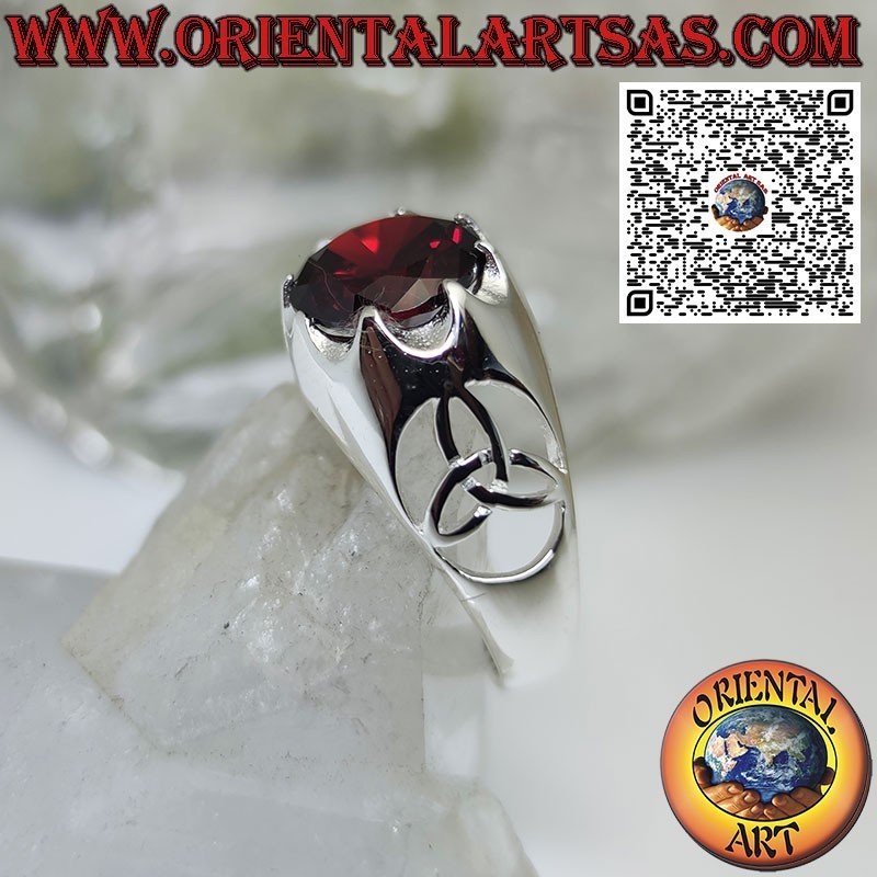 Anillo de plata con engaste de granates redondos y nudo tyrone en los laterales