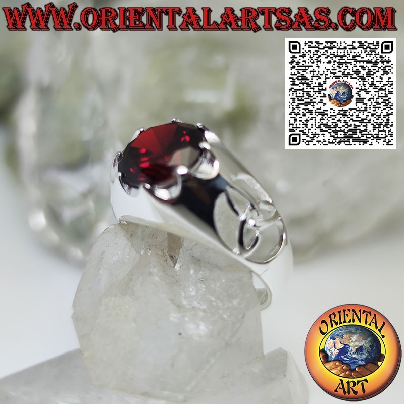 Anello in argento con Granato tondo incastonato e nodo di tyrone sui lat