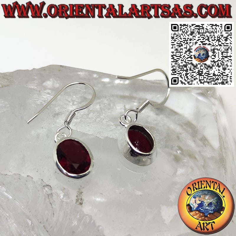Pendientes de plata con granate facetado ovalado con borde sencillo