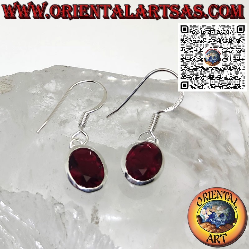Pendientes de plata con granate facetado ovalado con borde sencillo
