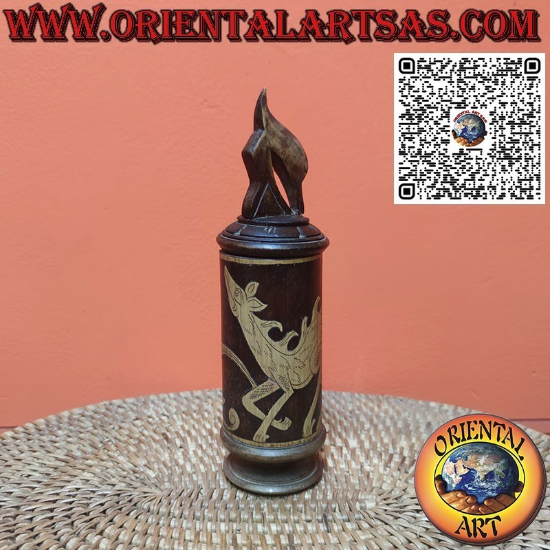 Antiguo recipiente cilíndrico para medicina Batak y fines ceremoniales