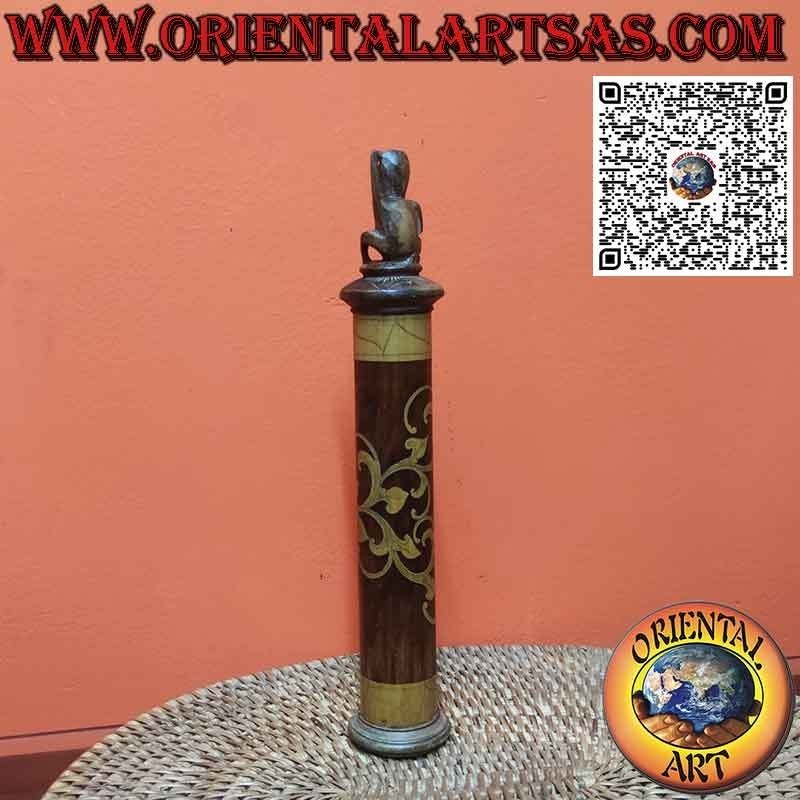 Antiguo recipiente de medicina de bambú y escultura de gorro Batak