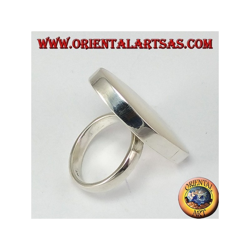 Anello d'argento con una grande madreperla