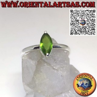 Anillo de plata engastado con peridoto lanzadera facetado
