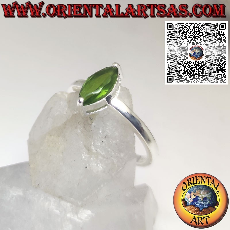 Anello in argento con peridoto a navetta sfaccettato incastonato