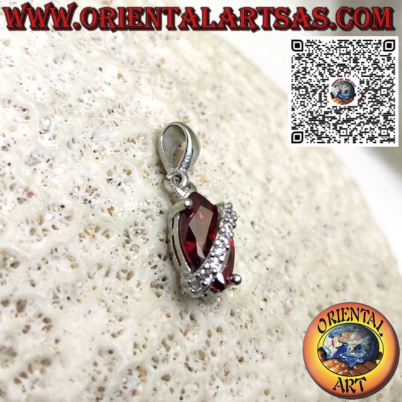 Pendentif en argent avec grenat navette surmonté de zircons