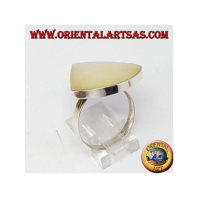 Anello d'argento con madreperla triangolare (settore circolare)