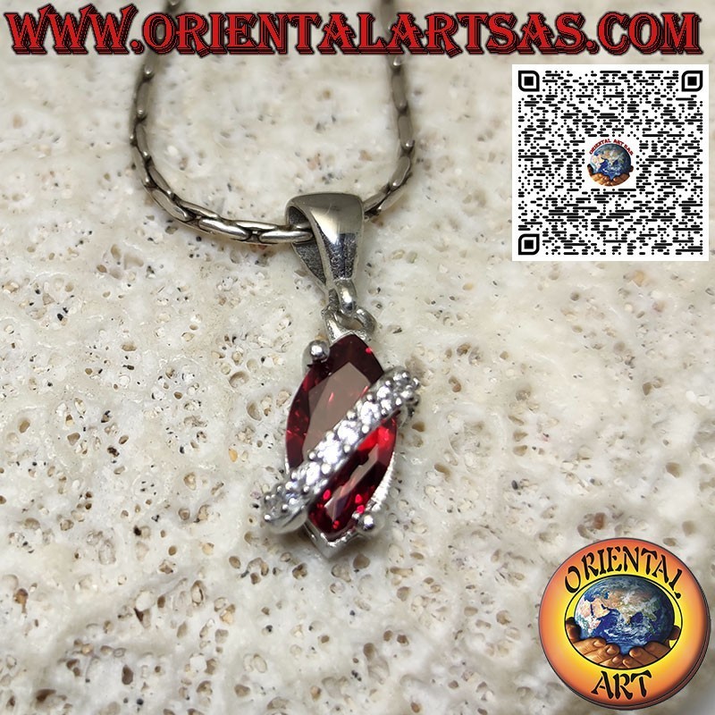 Pendentif en argent avec grenat navette surmonté de zircons