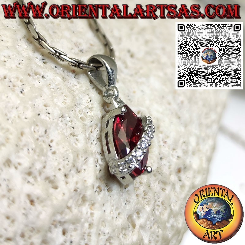 Pendentif en argent avec grenat navette surmonté de zircons