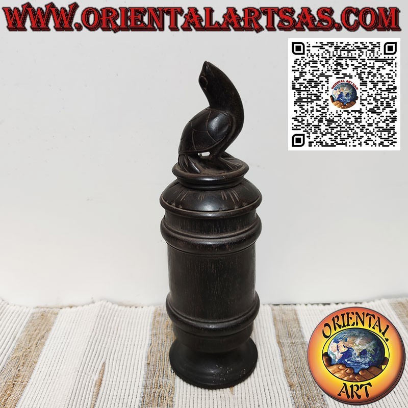 Antiguo recipiente cilíndrico de bambú y madera con tortuga, Batak