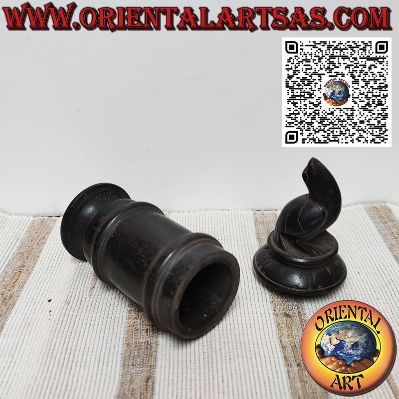 Antiguo recipiente cilíndrico de bambú y madera con tortuga, Batak