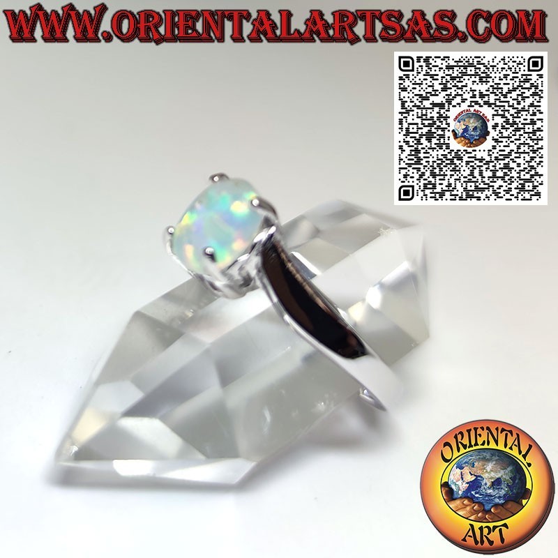 Bague en argent avec opale ovale sertie sur une monture asymétrique