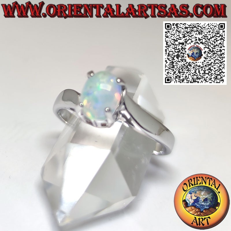 Anello in argento con opale ovale incastonato su montatura asimmetrica