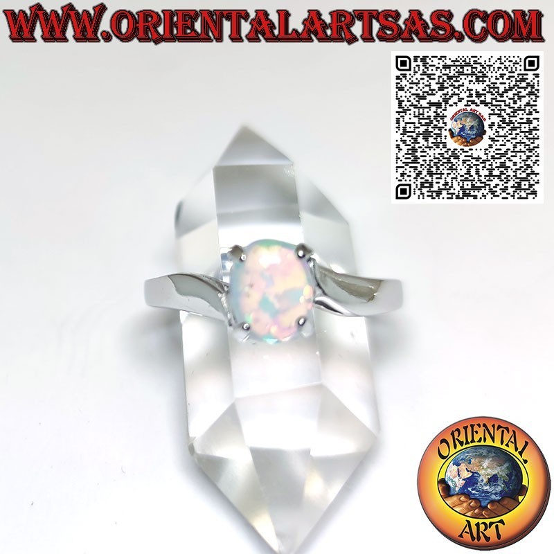 Anello in argento con opale ovale incastonato su montatura asimmetrica