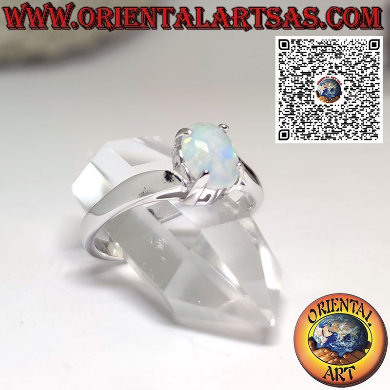 Anello in argento con opale ovale incastonato su montatura asimmetrica