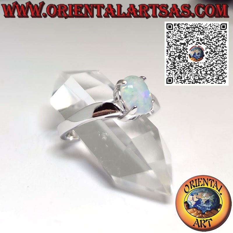 Bague en argent avec opale ovale sertie sur une monture asymétrique