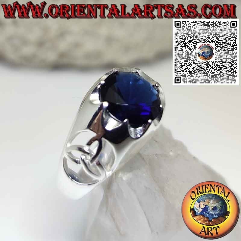 Anello in argento con zaffiro di sintesi tondo  e nodo di tyrone sui lati