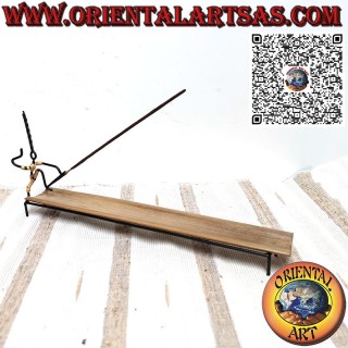 Long brûle-encens en fer forgé, petit bonhomme sur un pied et bambou