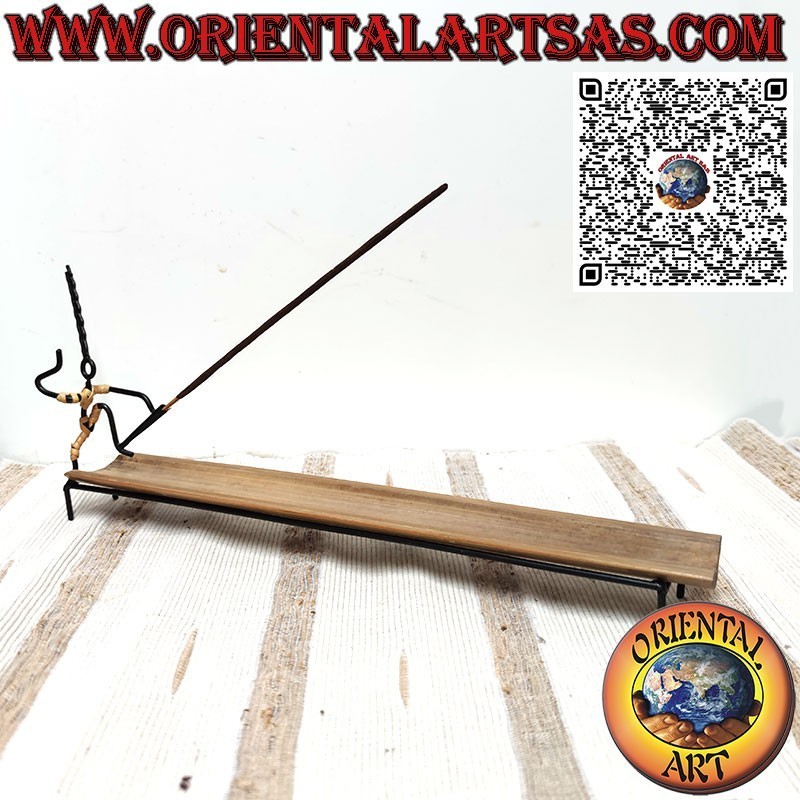 Langes Weihrauchgefäß aus Schmiedeeisen, kleiner Mann auf einem Fuß und Bambus