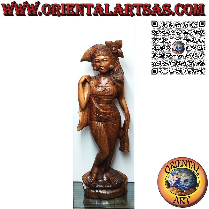 Escultura de mujer balinesa realizada a partir de un único bloque de madera de 1 m.