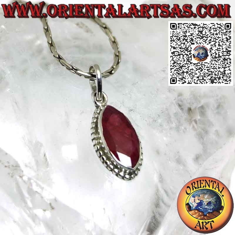 Colgante de plata con lanzadera natural rodeada de rubí entrelazando