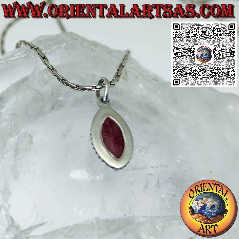 Colgante de plata con lanzadera natural rodeada de rubí entrelazando