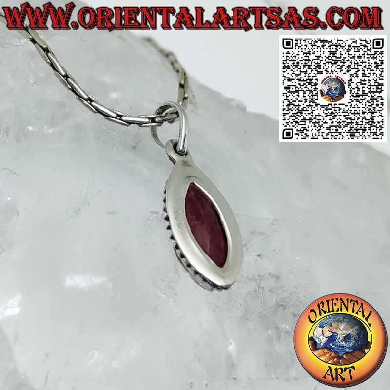 Colgante de plata con lanzadera natural rodeada de rubí entrelazando