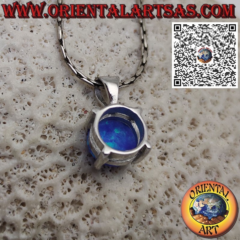 Silberanhänger mit rundem blauen Opal, besetzt mit vier Krappen