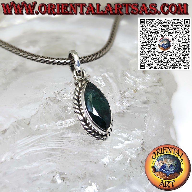 Colgante de plata con lanzadera natural de esmeralda y borde trenzado