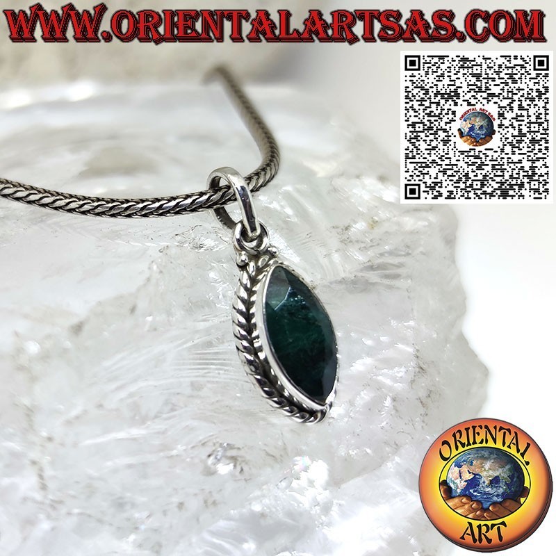 Pendentif en argent avec émeraude navette naturelle et bord tressé