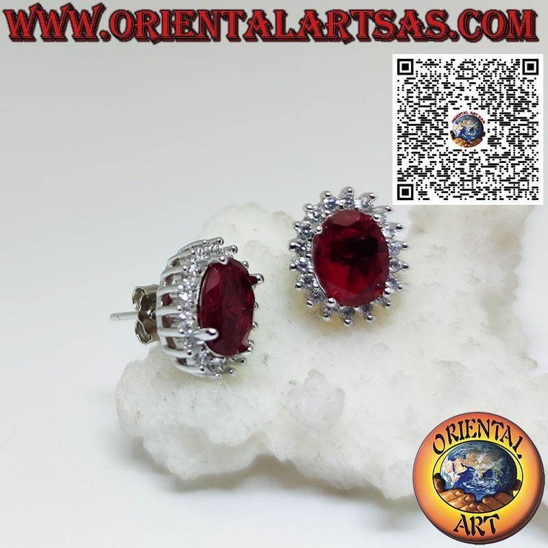 Boucles d'oreilles lobe en argent avec grenat ovale entouré de zircons