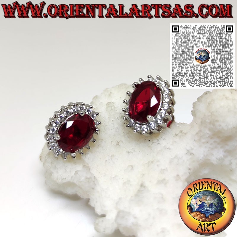 Boucles d'oreilles lobe en argent avec grenat ovale entouré de zircons