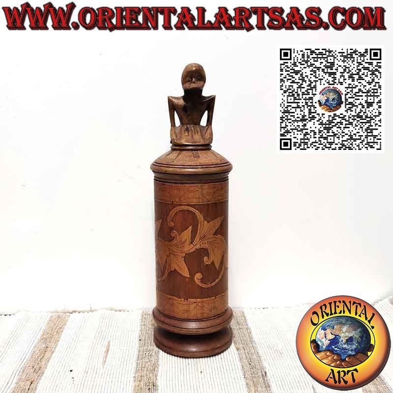 Contenedor de medicinas de bambú y escultura sobre gorro Batak