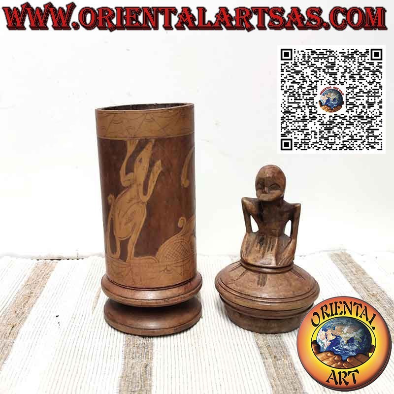 Contenedor de medicinas de bambú y escultura sobre gorro Batak