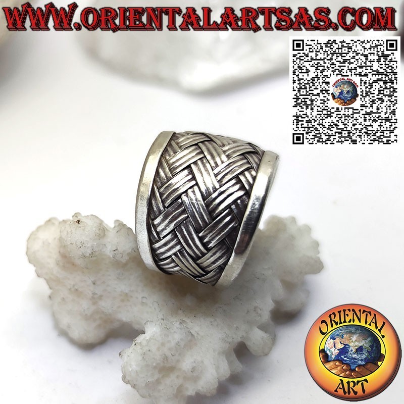 Anillo de plata con banda ancha y redondeada tejida por los Karen