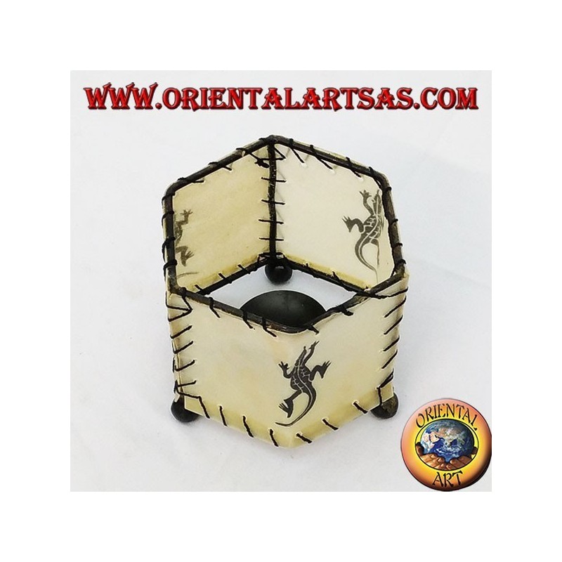 cuir bougeoir, prisme hexagonal avec gecko dessinée