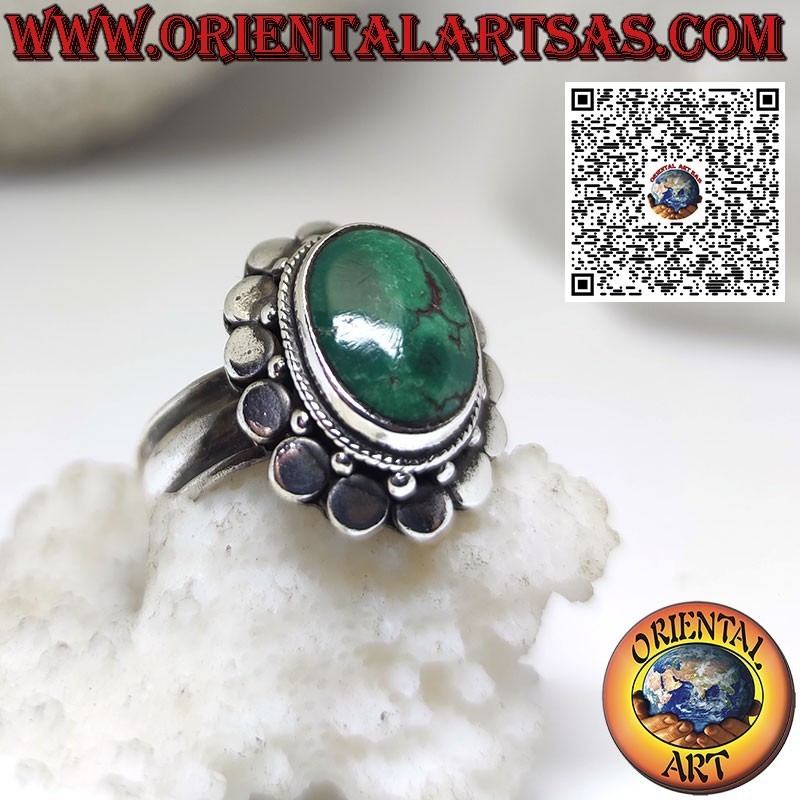 Bague en argent avec turquoise tibétaine ancienne ovale entourée de clous