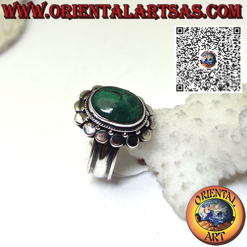 Bague en argent avec turquoise tibétaine ancienne ovale entourée de clous