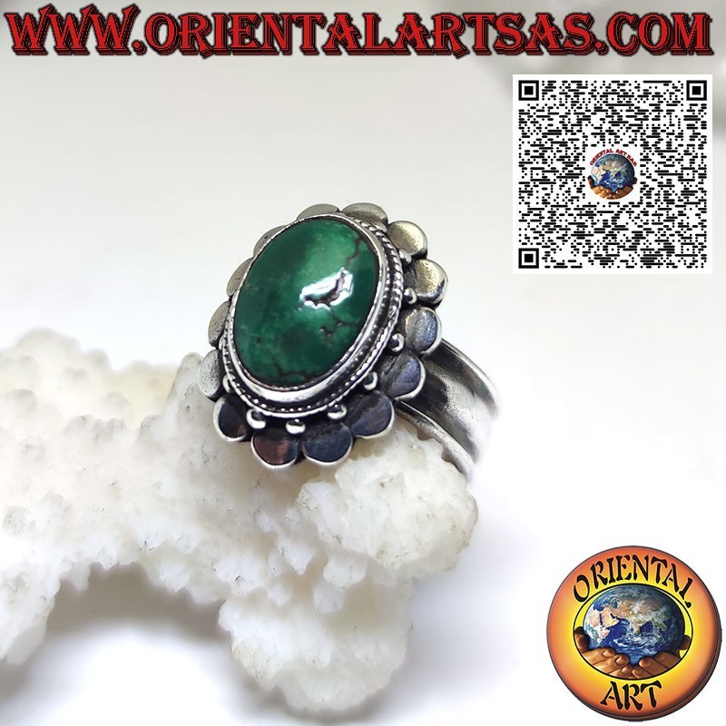 Bague en argent avec turquoise tibétaine ancienne ovale entourée de clous