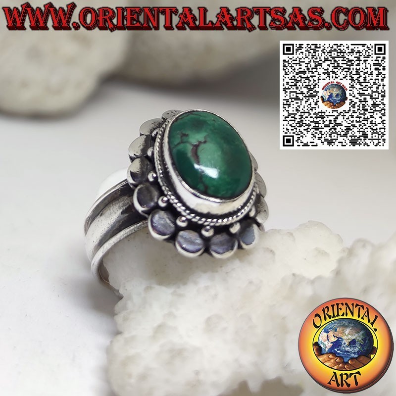 Anello in argento con turchese antico tibetano ovale contornato da borchie