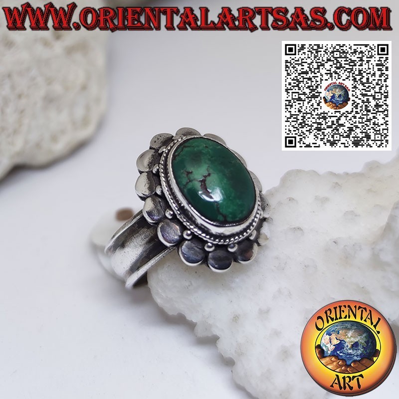 Anello in argento con turchese antico tibetano ovale contornato da borchie