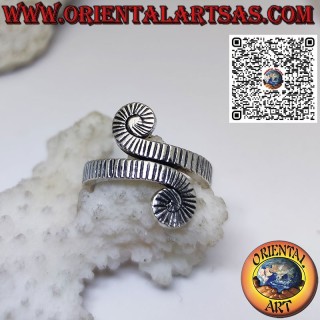 Anillo de plata en espiral tallado hecho a mano por los Karen