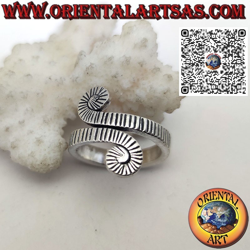 Anillo de plata en espiral tallado hecho a mano por los Karen